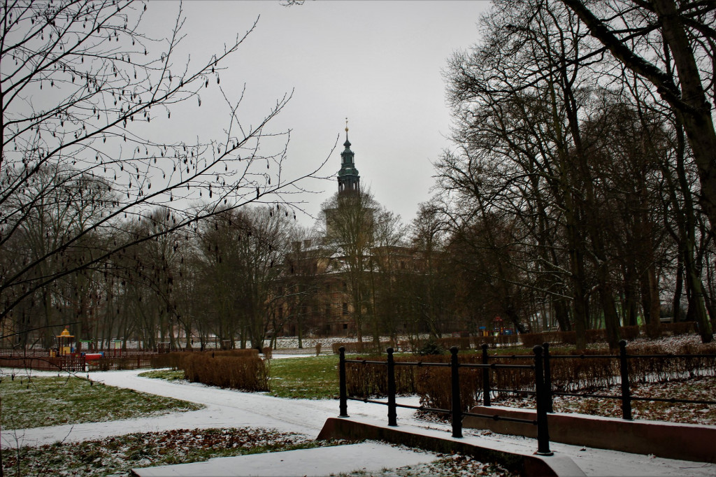 Chocianowski pałac w zimowej scenerii