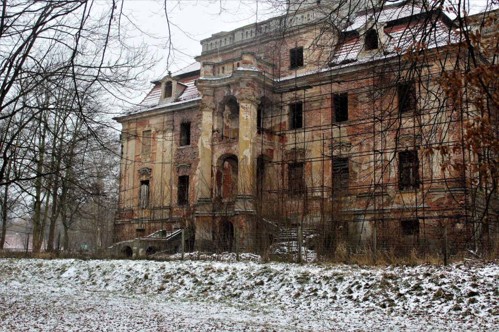 Chocianowski pałac w zimowej scenerii