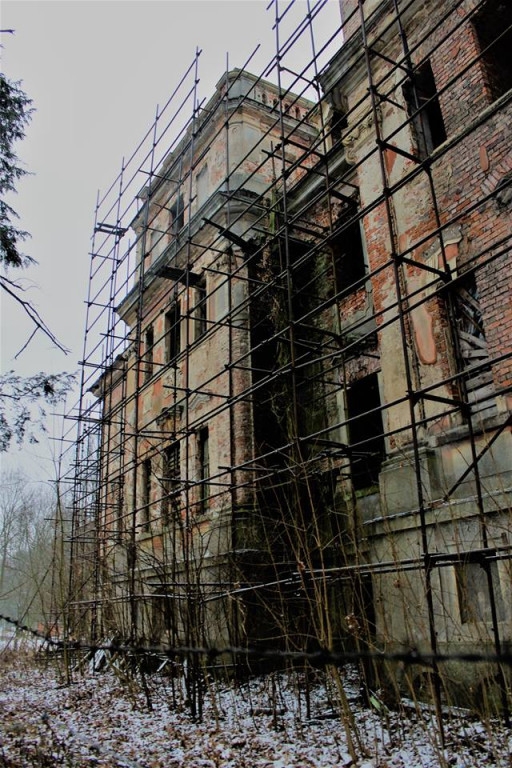 Chocianowski pałac w zimowej scenerii