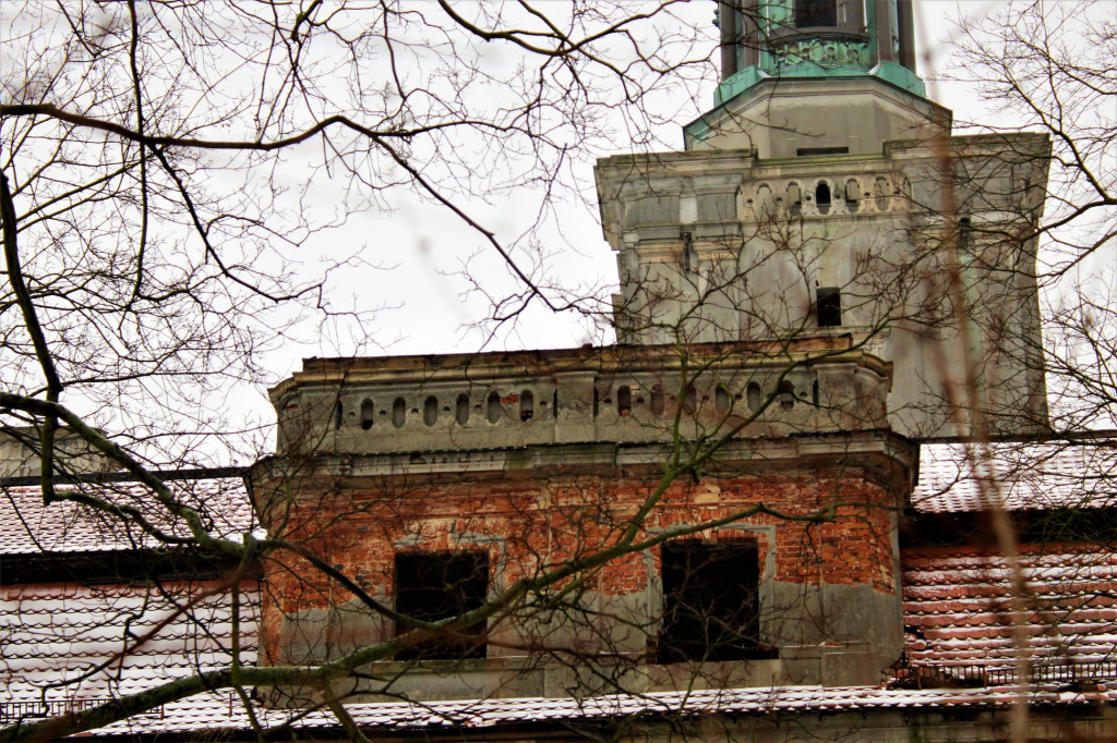 Chocianowski pałac w zimowej scenerii