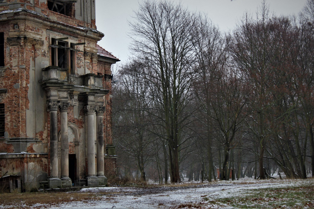 Chocianowski pałac w zimowej scenerii