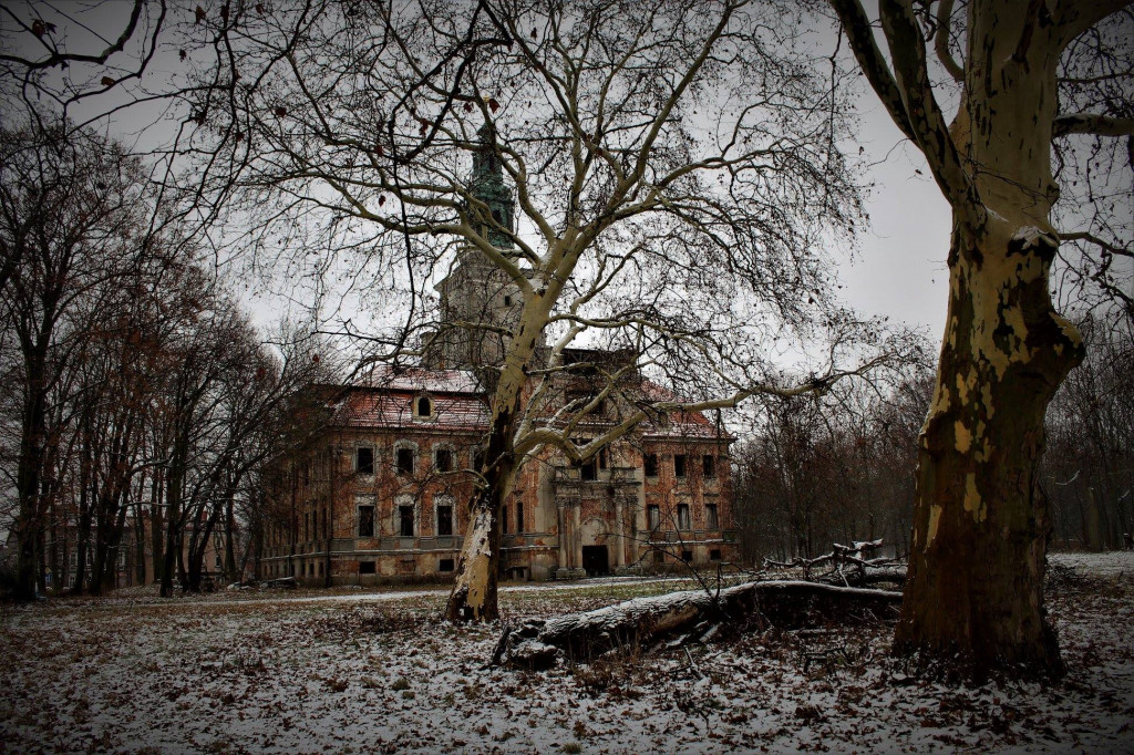 Chocianowski pałac w zimowej scenerii