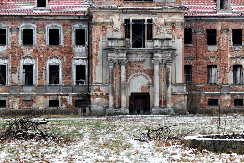 Chocianowski pałac w zimowej scenerii