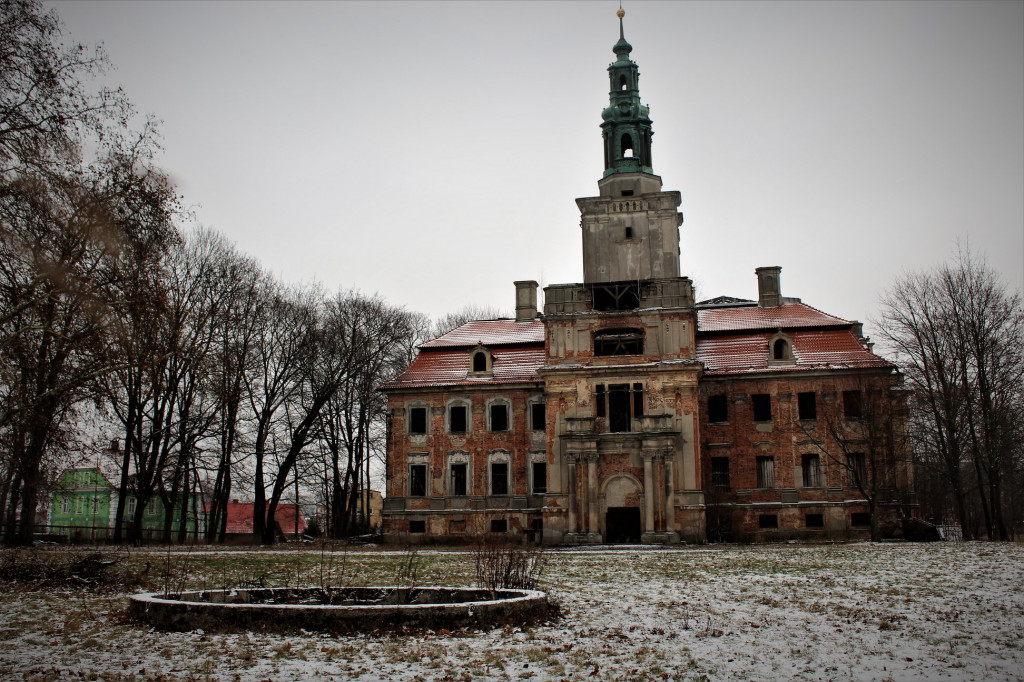Chocianowski pałac w zimowej scenerii