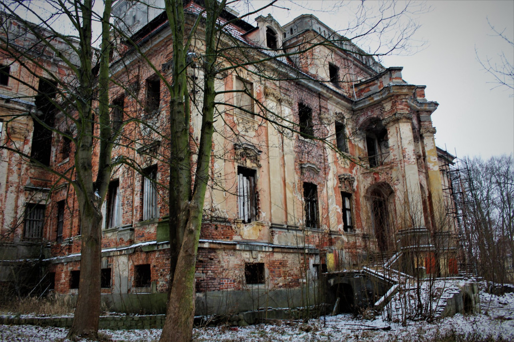 Chocianowski pałac w zimowej scenerii
