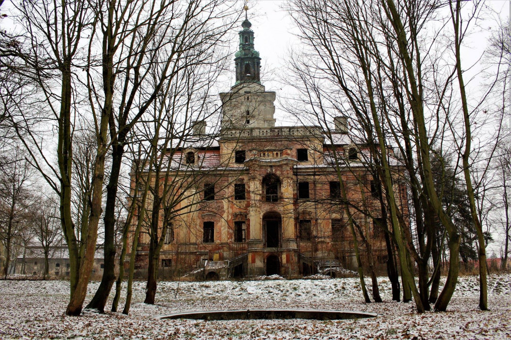 Chocianowski pałac w zimowej scenerii