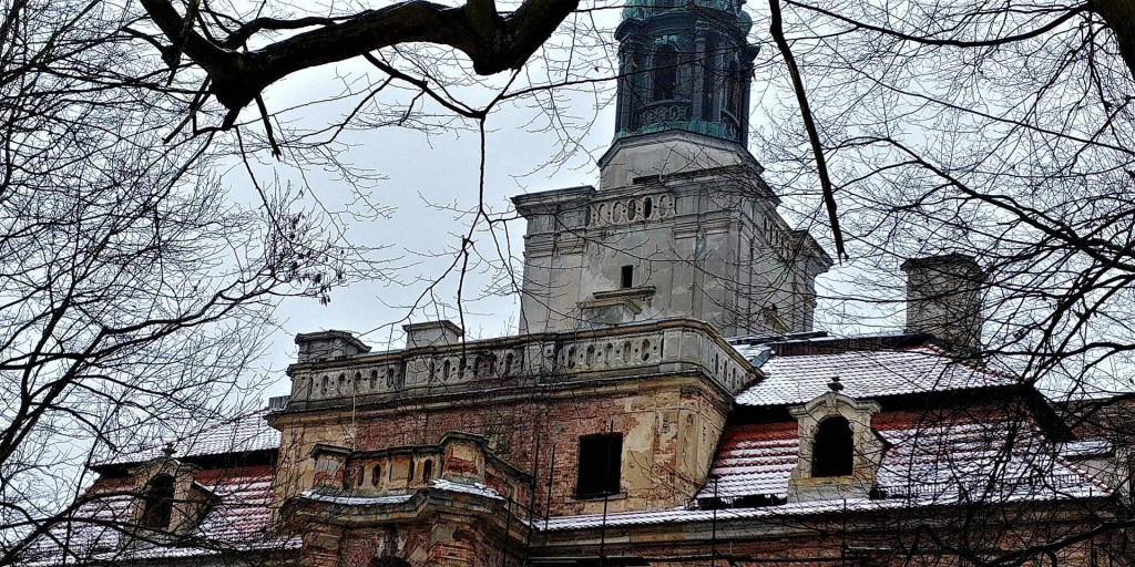 Chocianowski pałac w zimowej scenerii
