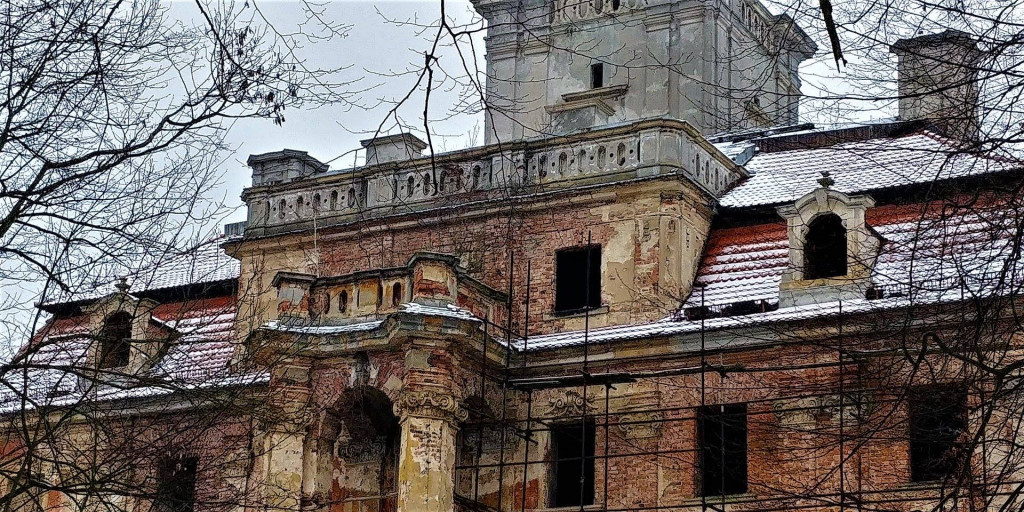 Chocianowski pałac w zimowej scenerii