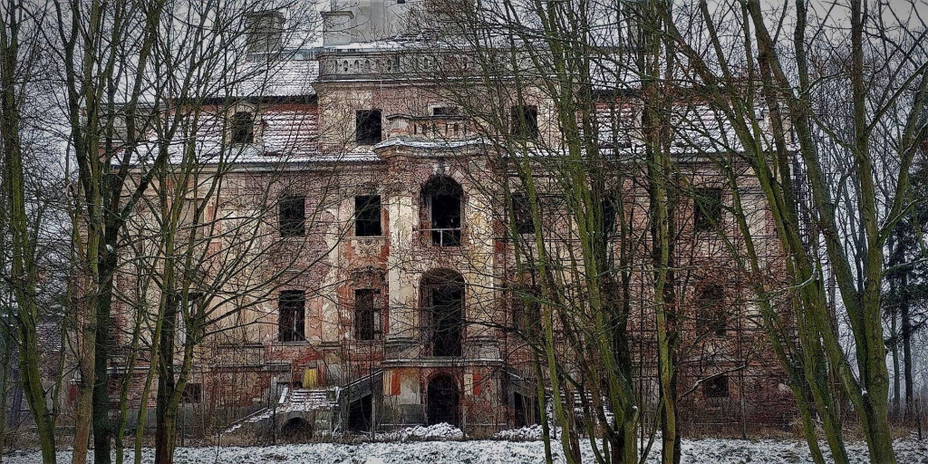 Chocianowski pałac w zimowej scenerii