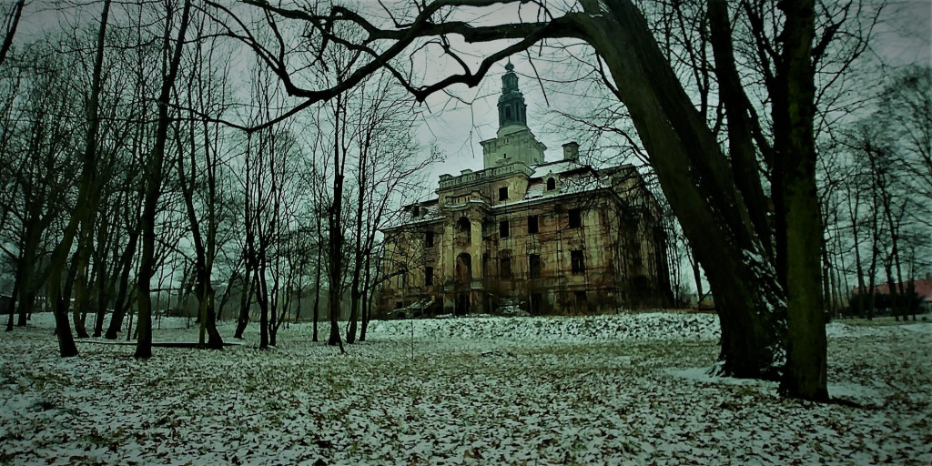 Chocianowski pałac w zimowej scenerii