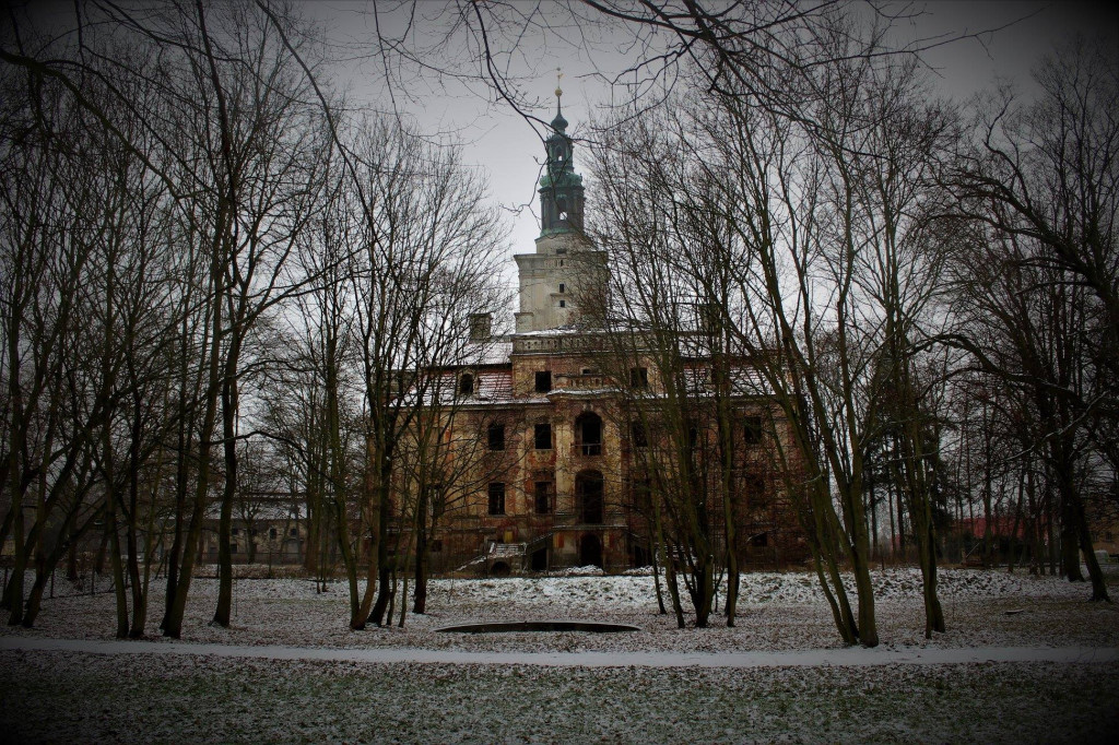 Chocianowski pałac w zimowej scenerii