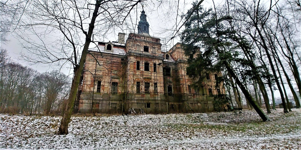Chocianowski pałac w zimowej scenerii
