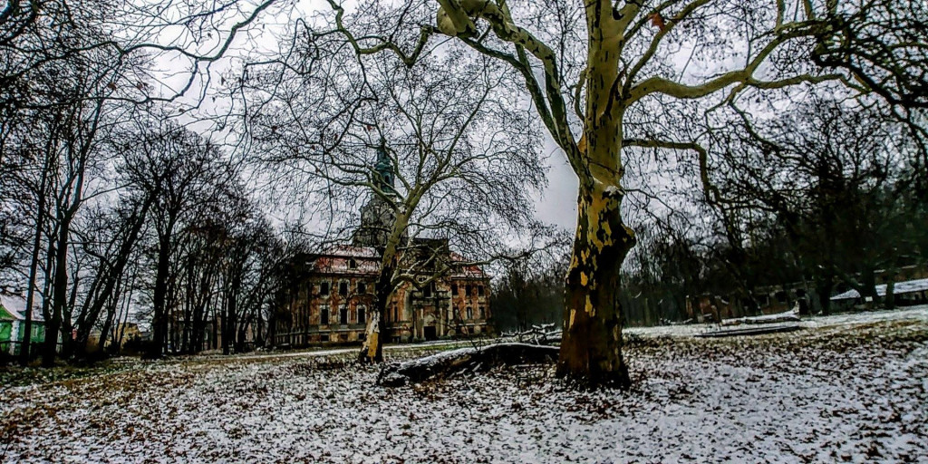 Chocianowski pałac w zimowej scenerii