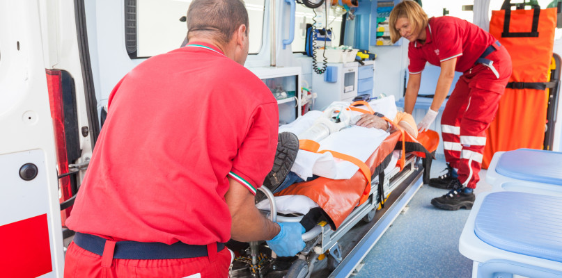 Policjanci postrzelili go w nogę i brzuch. "Zakrwawiony szedł przez osiedla"