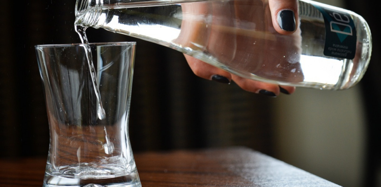 Naukowcy: potrzeba picia 8 szklanek wody dziennie to mit