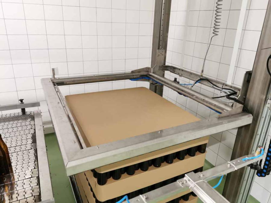 materiały partnera Robot paletyzujący układający zapakowane produkty na palecie