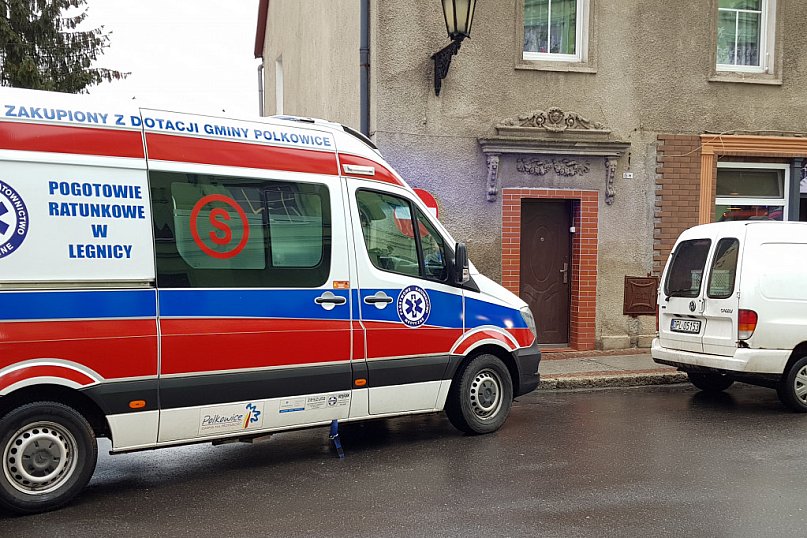 Maszyna do mięsa wciągnęła dłoń kobiety