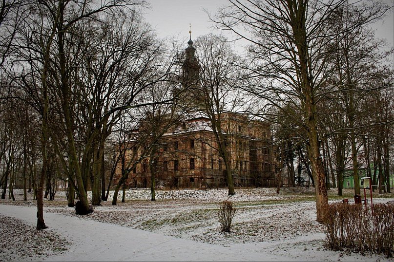 Chocianowski pałac w zimowej scenerii