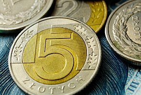 Setki tysięcy Polaków otrzymały nowe świadczenie. Co z resztą?-21910