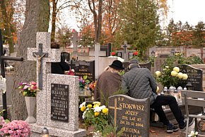 Savoir-vivre na 1 listopada. Jak się zachować podczas wizyty na cmentarzu?-22523
