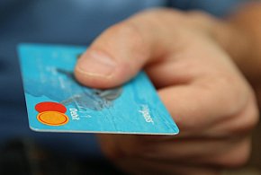 Fiskus skontroluje płatności kartą Polaków? Resort zabiera głos-22602