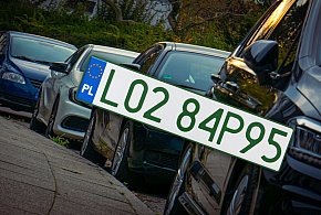Tablice z zielonymi napisami na kolejnych autach. Nie chodzi o "elektryki"-22790