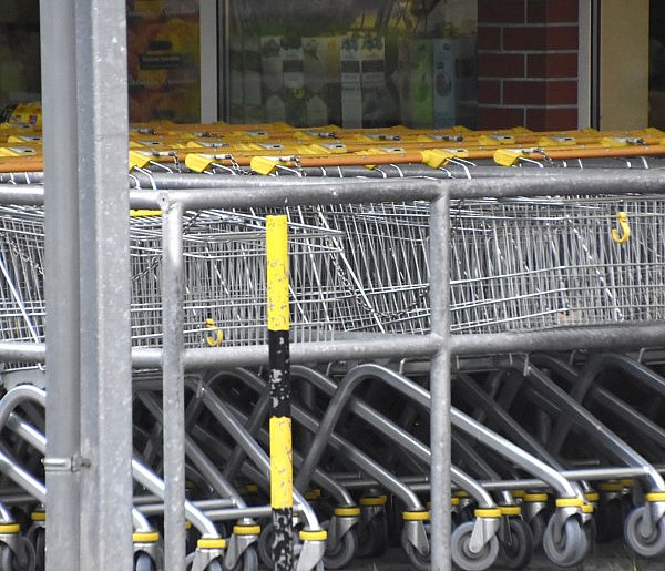 Czy 1 listopada zrobisz zakupy? Ten weekend zaskoczy wielu klientów-22520